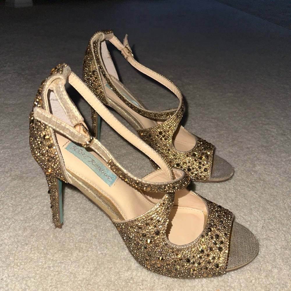 Blue by Betsey Johnson Unisex-Adult SB-SCOTI Heeled Sandal - Gold